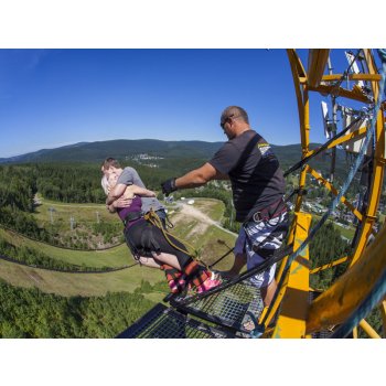 Bungee jumping z televizní věže