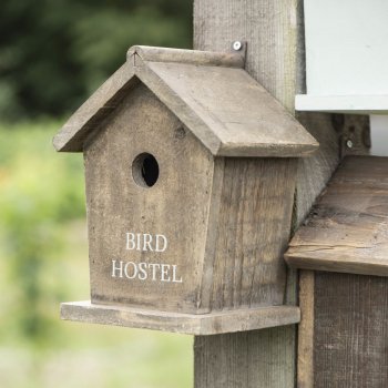 IB Laursen Ptačí budka Bird Hostel Classic přírodní barva dřevo v 26,5 cm rozměr 20 x 15 cm