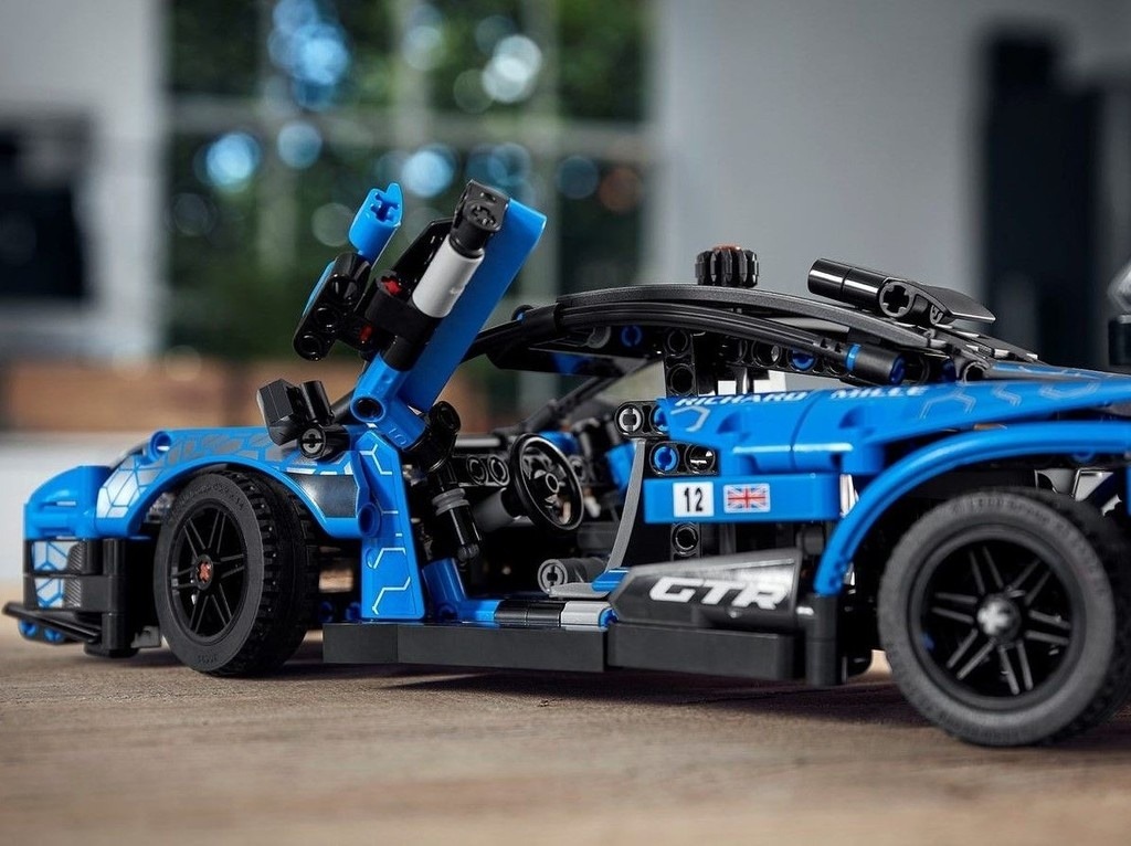 Zkoumání LEGO® Technic 42123 McLaren Senna GTR